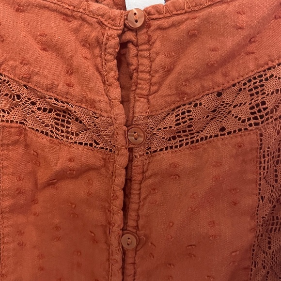Old Navy Lace detail Terracotta Button-Up Blouse
Blouse Swiss dots plus size xxl - Picture 3 of 8